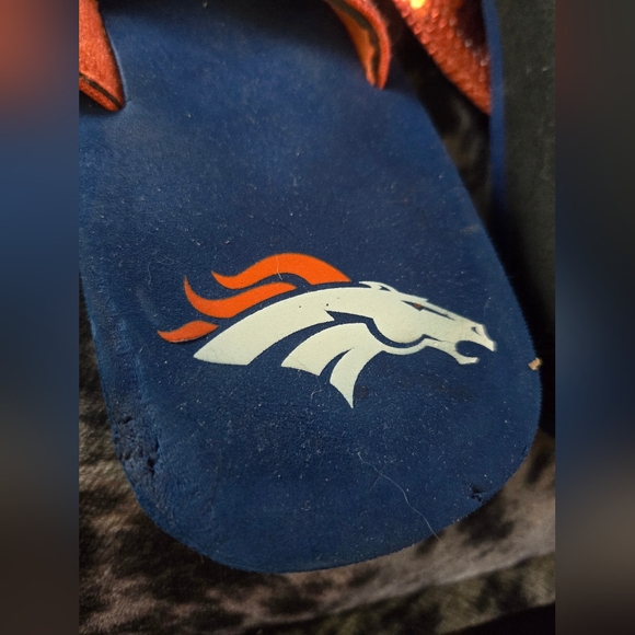 Denver Broncos Women's flip flops size 9 - Picture 3 of 4